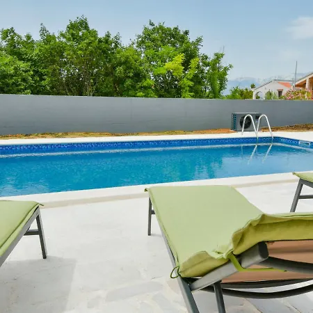 Apartamento Ilux-3 By Interhome