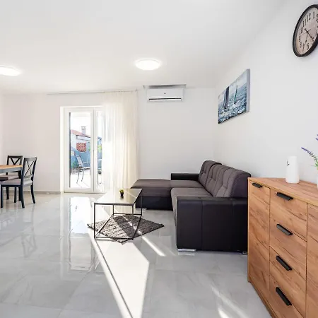 Apartamento Ilux-3 By Interhome